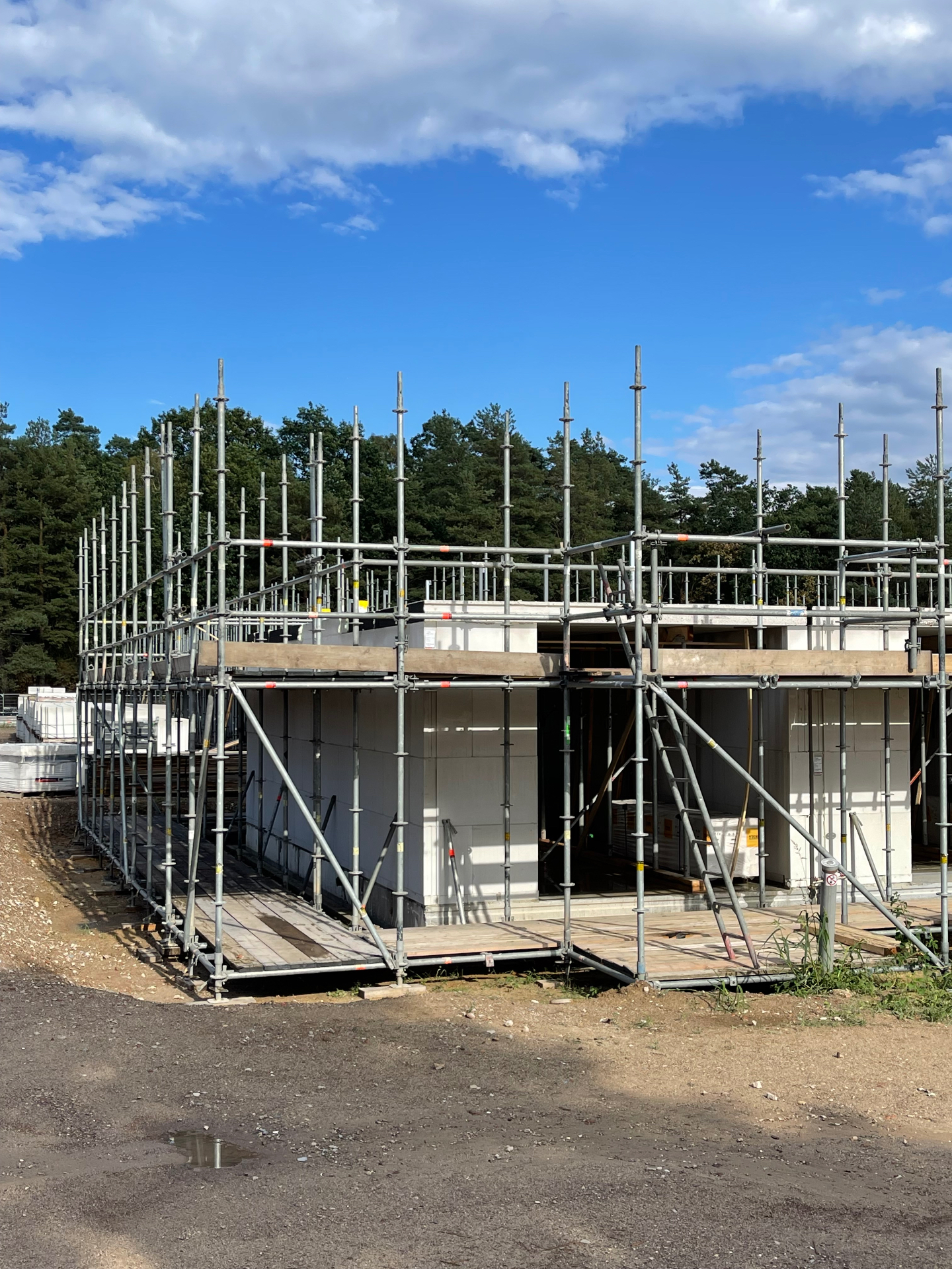 Nieuwbouwhuis in de steigers tussen de bossen van de Veluwe